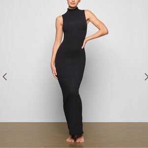 SKIMS - FITS EVERYBODY SLEEVELESS MOCK NECK DRESS